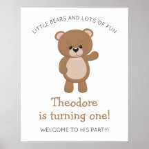 Kleiner Bär, der ein Wald zum ersten Geburtstag ma