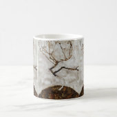 Kleiner Baum im Spätherbst von Egon Schiele Kaffeetasse (Mittel)