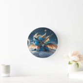Kleiner blauer Dino auf einer Wolke  Runde Wanduhr (Zuhause)