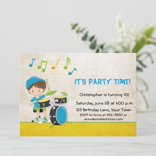 Kleiner Boy Drummer Geburtstag Einladung (Stehend Vorderseite)