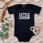 Kleiner Cousin | Matching Kids Family Baby Strampler<br><div class="desc">Angepasste, mit "Little Cousin"-Grafik oder anderen benutzerdefinierten Texten personalisierte Bekleidung. Verwenden Sie die Entwurfswerkzeuge, um die Textfarben und Schriftart zu bearbeiten oder eigene Fotos hinzuzufügen, um ein benutzerdefiniertes T - Shirt-Design zu erstellen. Wählen Sie aus einer großen Auswahl an T - Shirt, Tanklappen und Sweatshirts für Damen, Herren, Kinder, Kleinkinder...</div>