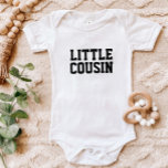 Kleiner Cousin | Matching Kids Family Baby Strampler<br><div class="desc">Angepasste, mit "Little Cousin"-Grafik oder anderen benutzerdefinierten Texten personalisierte Bekleidung. Verwenden Sie die Entwurfswerkzeuge, um die Textfarben und Schriftart zu bearbeiten oder eigene Fotos hinzuzufügen, um ein benutzerdefiniertes T - Shirt-Design zu erstellen. Wählen Sie aus einer großen Auswahl an T - Shirt, Tanklappen und Sweatshirts für Damen, Herren, Kinder, Kleinkinder...</div>