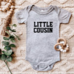 Kleiner Cousin | Matching Kids Family Baby Strampler<br><div class="desc">Angepasste, mit "Little Cousin"-Grafik oder anderen benutzerdefinierten Texten personalisierte Bekleidung. Verwenden Sie die Entwurfswerkzeuge, um die Textfarben und Schriftart zu bearbeiten oder eigene Fotos hinzuzufügen, um ein benutzerdefiniertes T - Shirt-Design zu erstellen. Wählen Sie aus einer großen Auswahl an T - Shirt, Tanklappen und Sweatshirts für Damen, Herren, Kinder, Kleinkinder...</div>