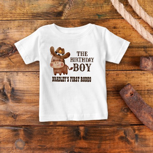 Kleiner Cowboy erster Rodeo personalisierter Name Baby T-shirt