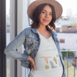Kleiner Cowboy Mommy zu sein T-Shirt<br><div class="desc">Niedliches Cowboy-Thema zum Shirt für Ihre Babydusche oder Schwangerschaft. Rustikale Darstellung von Cowboystiefeln,  Hut,  Schlange und Kakteen. Im Text steht: "Sattel! Ein kleiner Cowboy ist unterwegs."</div>
