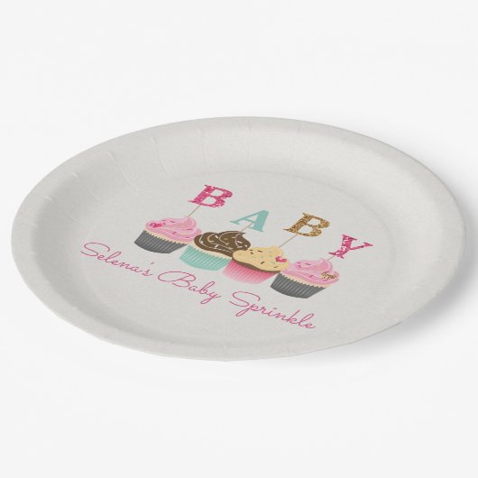 Kleiner Cupcake Es ist ein Girl Baby Sprinkle oder Pappteller (Schrägansicht)