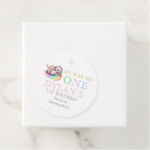 Kleiner Drache auf halbem Weg zu einem rosa 6. Geb Geschenkanhänger (Beispiel)