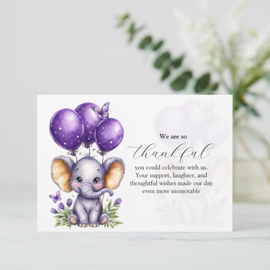 Kleiner Elefant mit träumerischen lila Ballons Dankeskarte (Stehend Vorderseite)