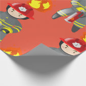 Kleiner Feuerwehrheld löscht Feuer Geschenkpapier (Ecke)
