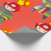 Kleiner Feuerwehrheld löscht Feuer Geschenkpapier