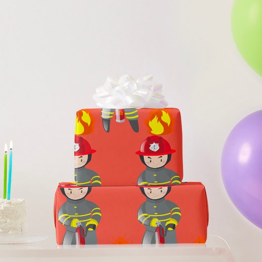 Kleiner Feuerwehrheld löscht Feuer Geschenkpapier