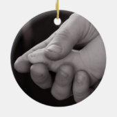 Kleiner Fuß in Großhand Ornament (Hinten)