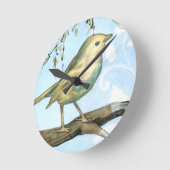Kleiner gelber Vogel hockte auf einer Runde Wanduhr (Winkel)