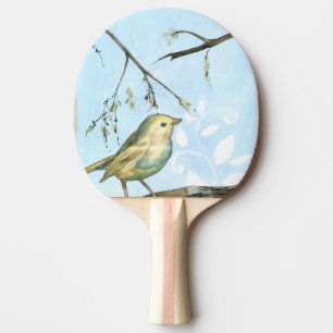 Kleiner gelber Vogel hockte auf einer Tischtennis Schläger