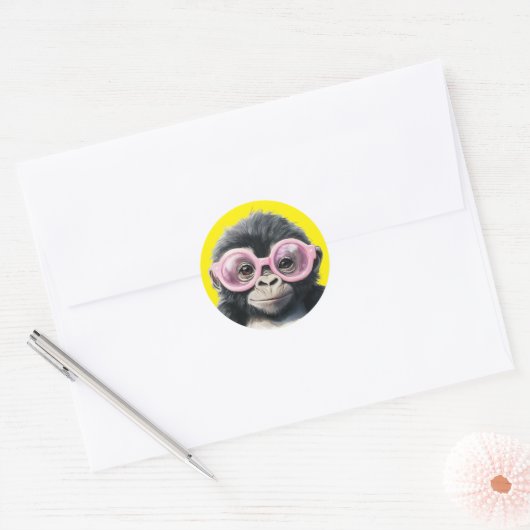 Kleiner Gorilla mit rosa Brille Gelber Hintergrund Runder Aufkleber (Umschlag)