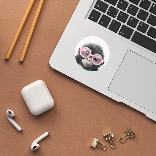 Kleiner Gorilla mit rosa Brillensticker Runder Aufkleber