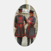 Kleiner Grundbesitzer Warders oder Beefeaters im Keramik Ornament (Rechts)
