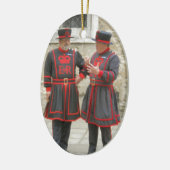 Kleiner Grundbesitzer Warders oder Beefeaters im Keramik Ornament (Links)