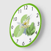 Kleiner grüner Frosch, der auf einer Große Wanduhr (Winkel)