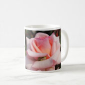Kleiner grüner Frosch in rosa Rosen-"Hopfen-" Kaffeetasse (VorderseiteRechts)