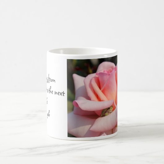 Kleiner grüner Frosch in rosa Rosen-"Hopfen-" Kaffeetasse (Mittel)