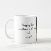 Kleiner grüner Frosch in rosa Rosen-"Hopfen-" Kaffeetasse (Links)