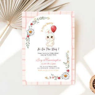 Kleiner Hase auf dem Weg Florale Babyparty Einladung