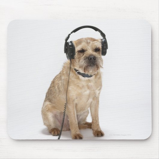 Kleiner Hund mit Kopfhörer Mousepad (Vorne)