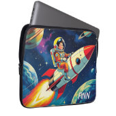 Kleiner Junge auf einem Raketenschiff, der durch d Laptopschutzhülle (Vorne Rechts)