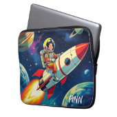 Kleiner Junge auf einem Raketenschiff, der durch d Laptopschutzhülle (Vorderseite Links)