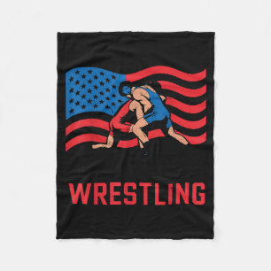 Kleiner Junge, der American Flag Wrestling in den Fleecedecke