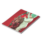 Kleiner Junge, der einen Hund schmückt Notizblock (Rotiert)