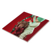 Kleiner Junge, der einen Hund verziert Fliese (Seite)