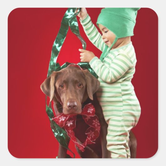 Kleiner Junge, der einen Hund verziert Quadratischer Aufkleber (Vorderseite)