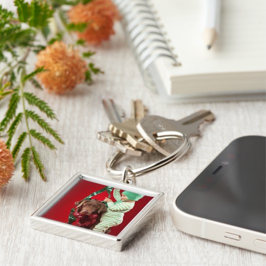 Kleiner Junge, der einen Hund verziert Schlüsselanhänger (Seite)