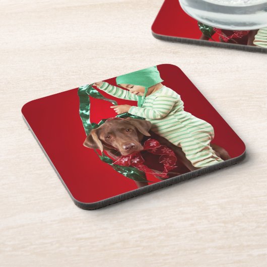 Kleiner Junge, der einen Hund verziert Untersetzer (Linke Seite)