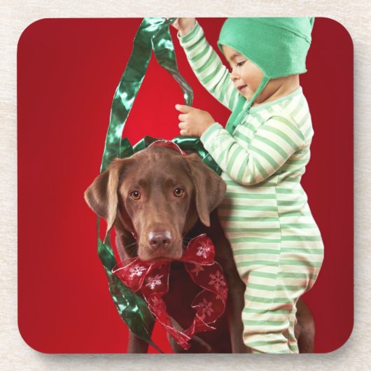 Kleiner Junge, der einen Hund verziert Untersetzer (Vorderseite)