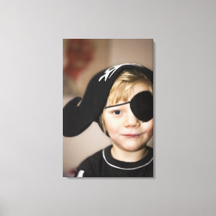 Kleiner Junge gekleidet als Pirat Leinwanddruck