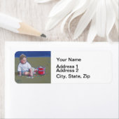 Kleiner Junge mit Sandcastle und Beach Bucket (Insitu)