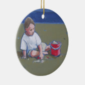 Kleiner Junge mit Sandcastle und Beach Bucket Keramikornament (Rechts)