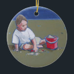 Kleiner Junge mit Sandcastle und Beach Bucket Keramikornament<br><div class="desc">Sandy Junge am Strand Spielen mit Bucket Dieser kleine, süße Strandjunge spielt am Strand mit seinem hellen roten Eimer. Hast du als Kind im Sand gespielt? Das ist ein wunderschönes Bild eines kleinen Jungen, der im Sand spielt; es ist ein klassisches Sand-Baby-Gebäude, ein Sandschloss. Der kleine Junge trägt ein weißes...</div>
