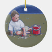 Kleiner Junge mit Sandcastle und Beach Bucket Keramikornament (Hinten)
