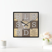 Kleiner Junge sitzt in Baum gesegnet von Schönheit Quadratische Wanduhr (Zuhause)