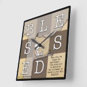 Kleiner Junge sitzt in Baum gesegnet von Schönheit Quadratische Wanduhr (Winkel)