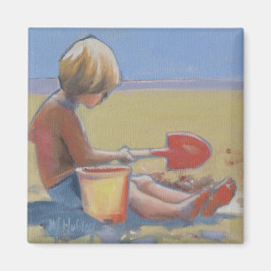 Kleiner Junge spielt mit einer Schaufel im Sand Magnet