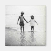 Kleiner Junge und Mädchen mit Händemagnet Magnet (Vorne)