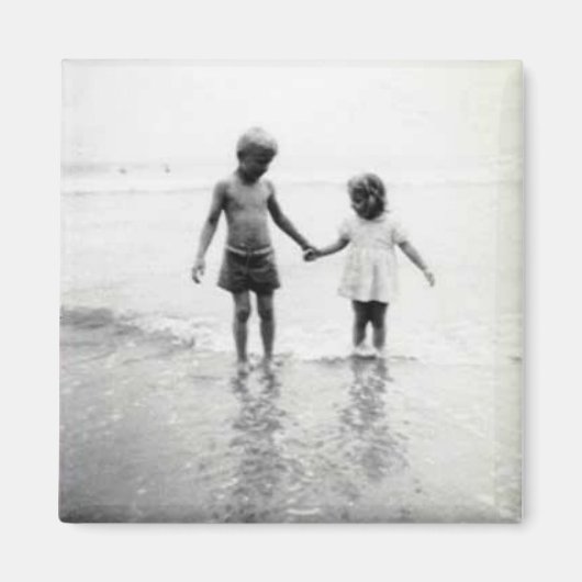 Kleiner Junge und Mädchen mit Händemagnet Magnet (Vorne)