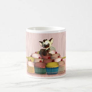 kleiner Katzenengel auf feenhaftem Kuchen, kleiner Kaffeetasse