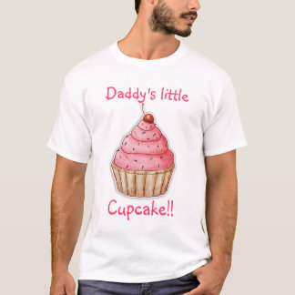 Kleiner Kuchen für kleine Mädchen, der wenige T-Shirt