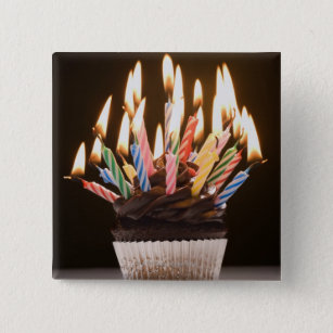 Kleiner Kuchen mit Geburtstagskerzen Button